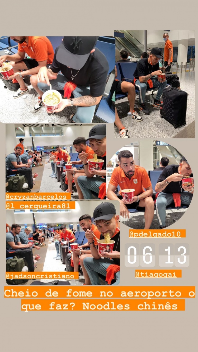 清晨候机不容易,泰山队球员机场集体吃泡面充饥