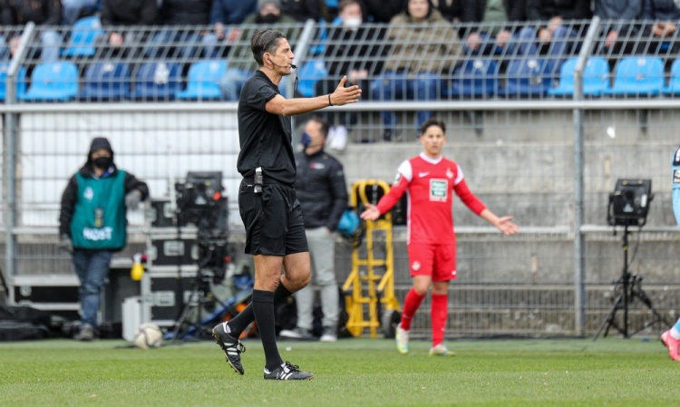 拜仁vs法鹰主裁:为给VAR争取时间,我在于帕啥也没干时叫停了他