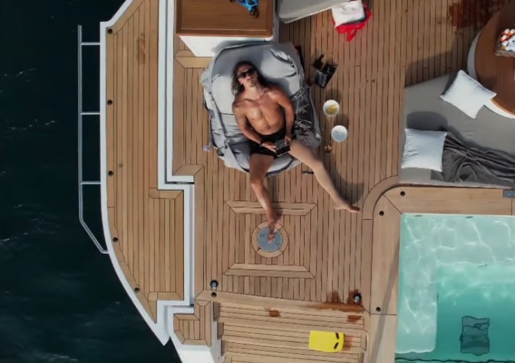 上帝视角看“上帝”?伊布躺在游艇会上享受忘我时光,碧海微风..