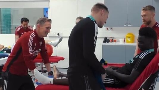 我也会有的!?拉姆斯代尔获得C罗球衣后向萨卡炫耀?