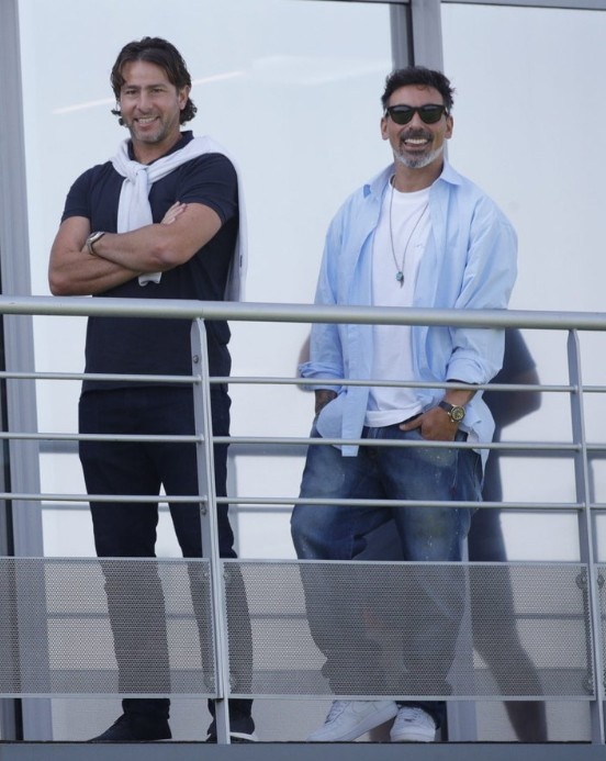 看看谁来了?名宿马克斯维尔和拉维奇现身巴黎今日训练