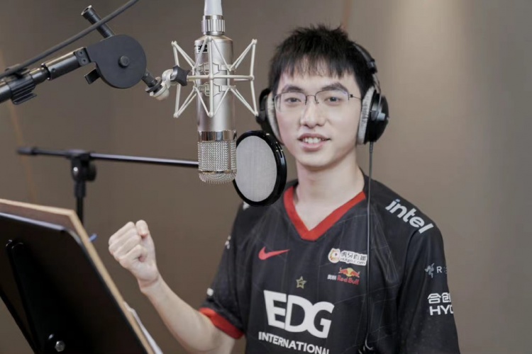 铁粉石锤!圣枪哥近期准时为邓紫棋 新歌宣传