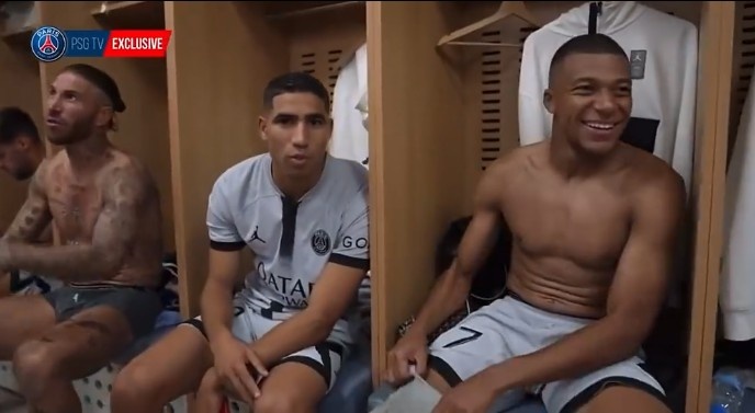 氛围真好!巴黎将帅在更衣室庆祝大胜,姆巴佩笑容灿烂