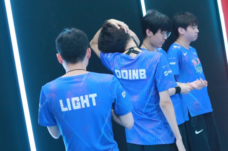 LNG赛后返图:在后台闭目养神的Doinb