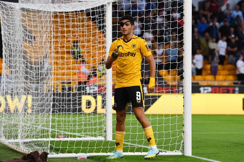 庆祝比进球精彩!狼队前锋希门尼斯破门,场边找道具模仿海盗庆祝