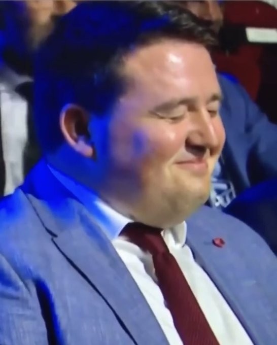 似哭实笑?比尔森胜利官推问球迷看法,热评第一晒死敌高层表情包