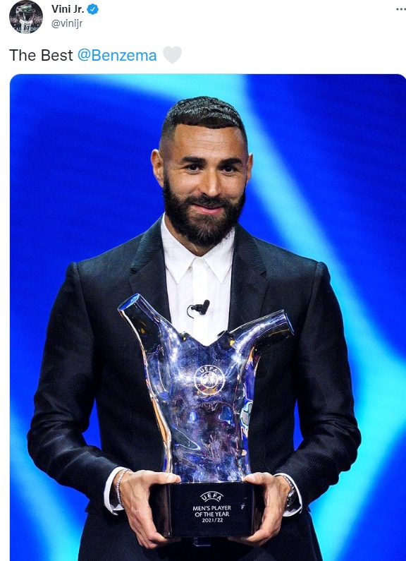 维尼修斯晒本泽马获奖照片,配文:最佳