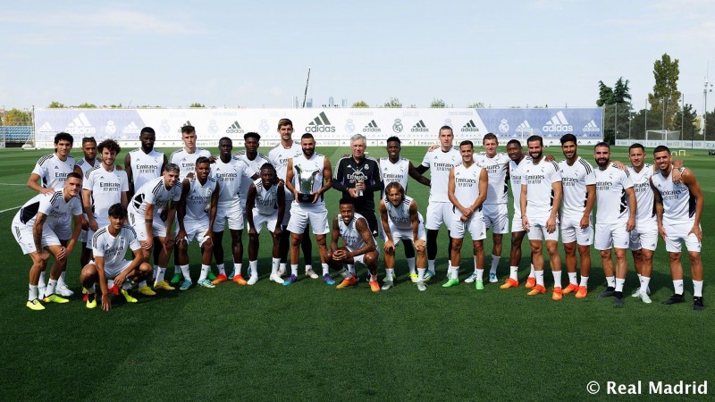 赢家团队!本泽马、安切洛蒂手捧欧足联最佳奖杯与全队合影