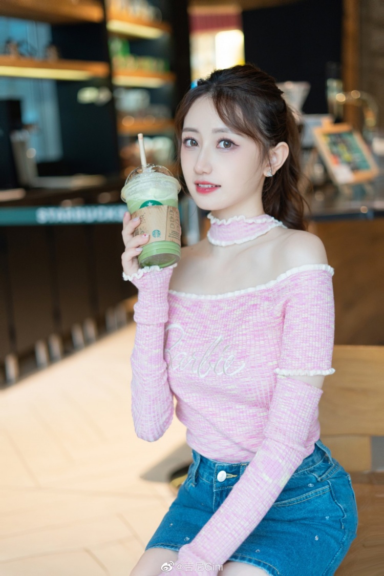 前KPL解说Gini晒照:可以给我买杯奶茶吗