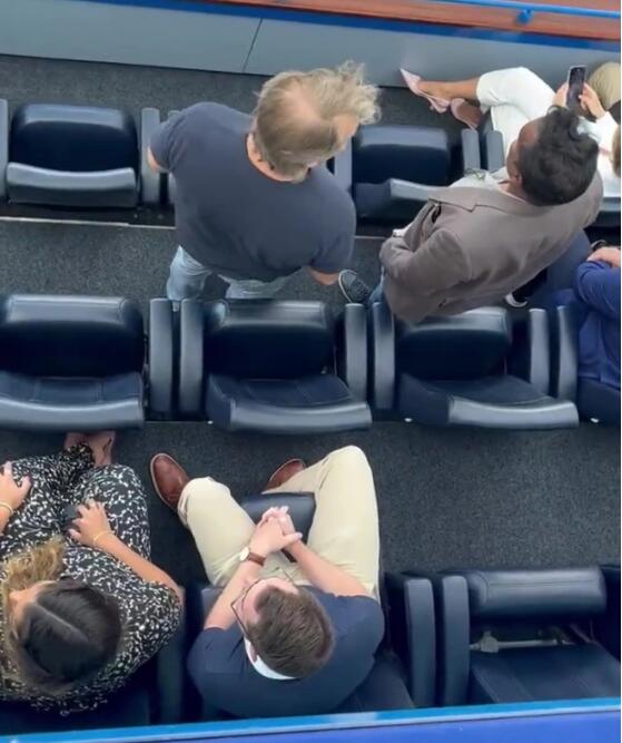 一位切尔西球迷向伯利高喊:不要买戈登,他很垃圾!