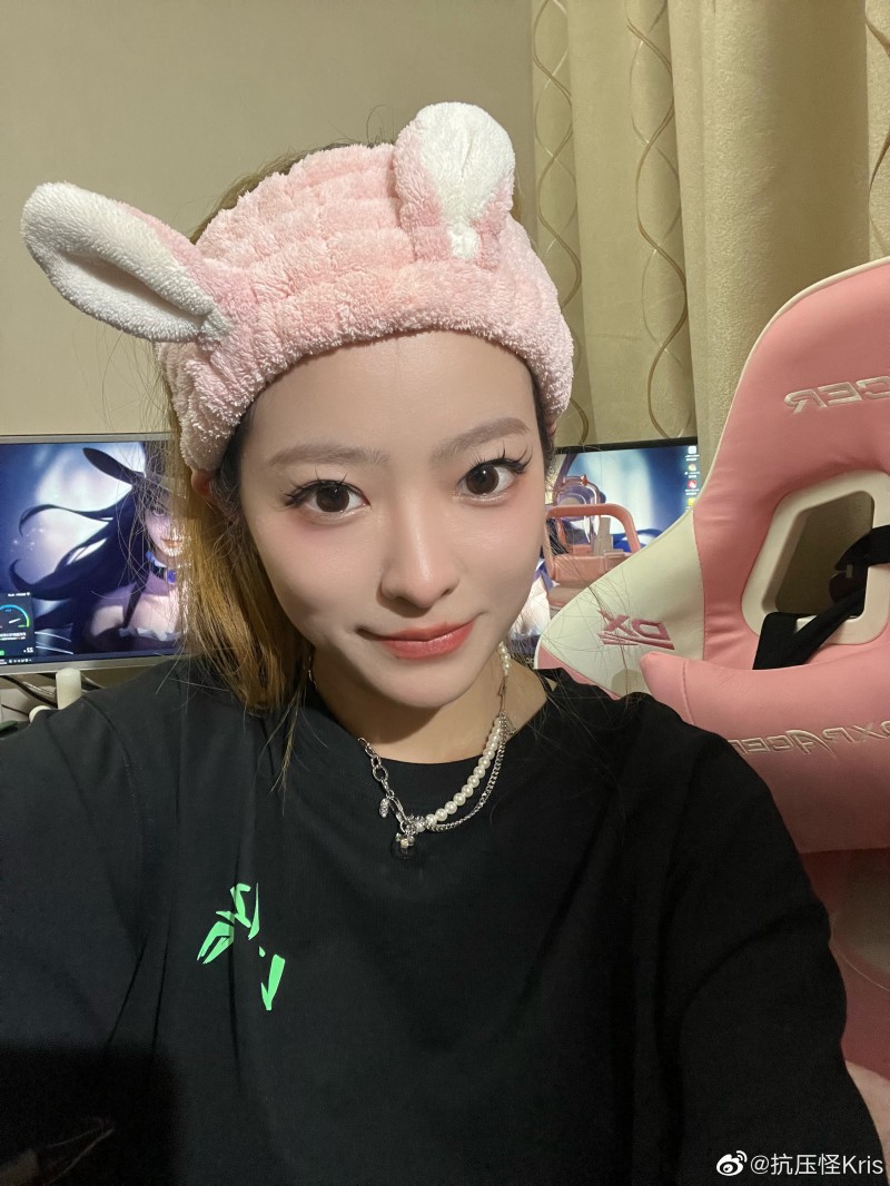 解说Kris晒照:很好!很有精神!