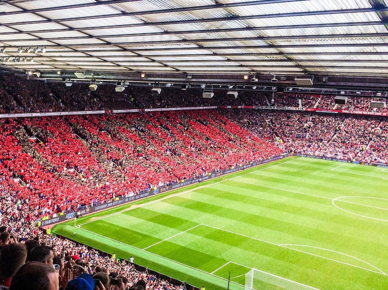 曼晚:曼联vs布莱顿赛中现场发生骚乱,一名球迷被捕