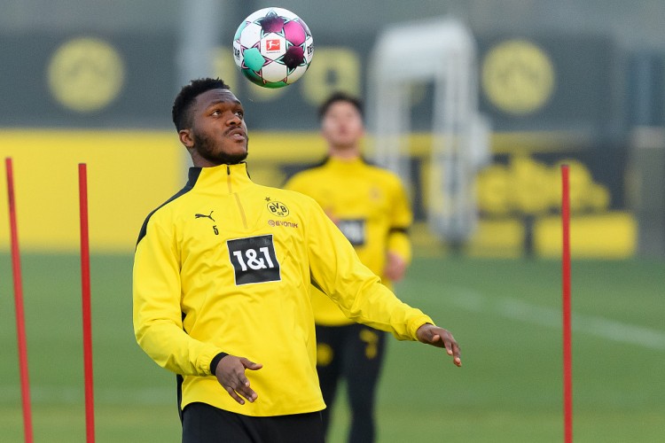 斯基拉:罗马有意免签前多特后卫扎加杜,球员要求年薪250万欧