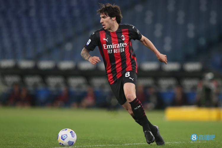 跟队记者:托纳利遭遇肌肉问题,下场后直接进入更衣室