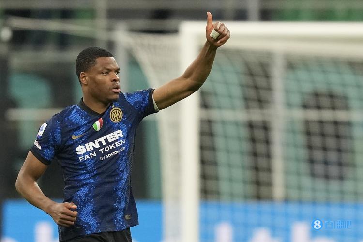 记者：切尔西几天前曾向国米报价求购邓弗里斯，遭到了拒绝