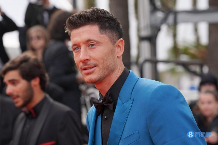 拜仁跟队记者:莱万抵达安联,明天向前队友与拜仁工作人员道别