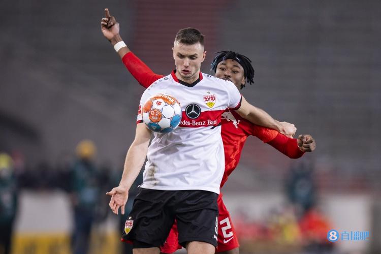 邮报:滕哈赫仍希望加强球队进攻,曼联在考虑卡拉季奇&塞斯科