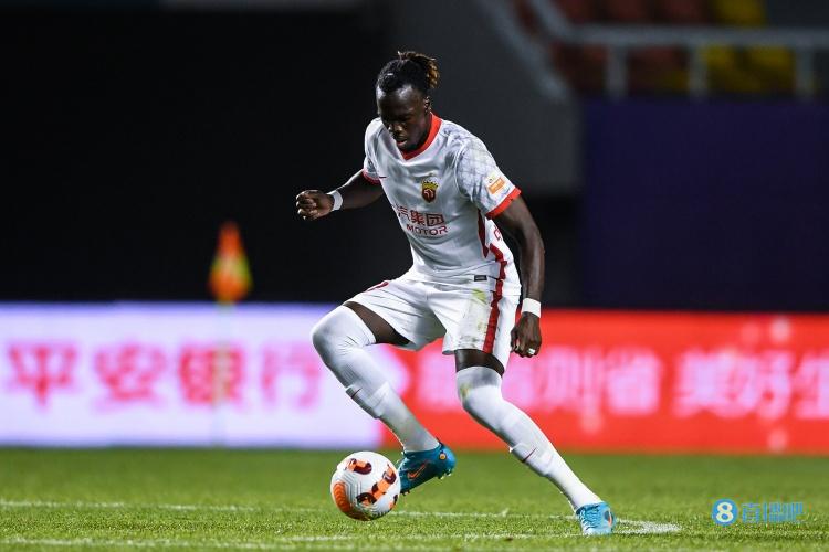 体坛:恩迪亚耶变得更自律,每天很早入睡饮食上也有一些控制