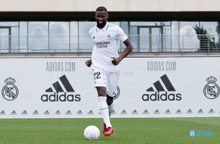 吕迪格代表不同球队连续两年赢得欧洲超级杯,是继克罗斯后第二人