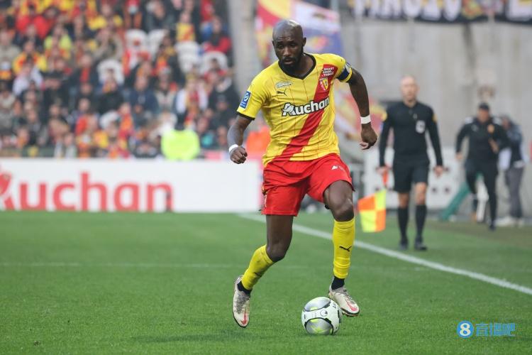 记者:米兰在评估朗斯中场福法纳,俱乐部管理层欣赏他