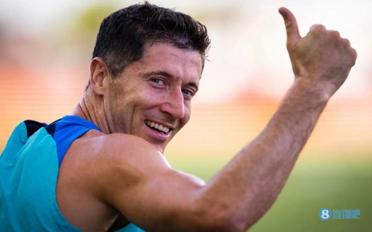 新援到位!莱万首次来巴萨训练基地训练