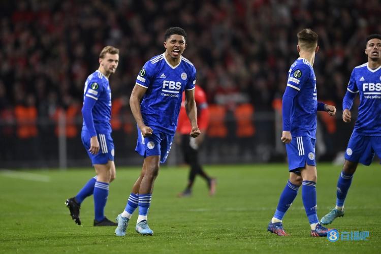 记者:切尔西对福法纳第三份报价更接近要价,但蓝狐仍不想卖他