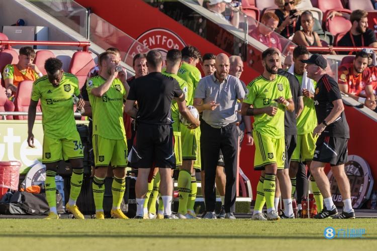 身先士卒!镜报:滕哈赫加入了输球的罚跑,他想借此表明自己态度