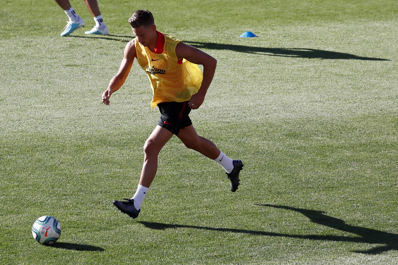 记者:马科斯-略伦特训练时摔伤背部,虽然不严重但提前结束训练