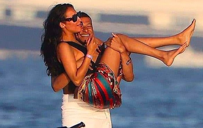 姆总不会吧??姆巴佩与变性人亲密拥抱遭抓拍,对方是知名模特