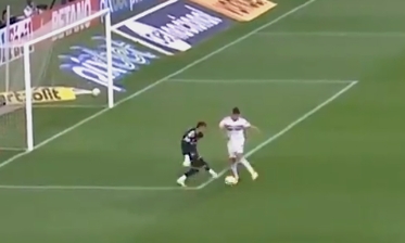 ?哥们来搞笑的?圣保罗门将未关注到1米前队友,开球直接踢到