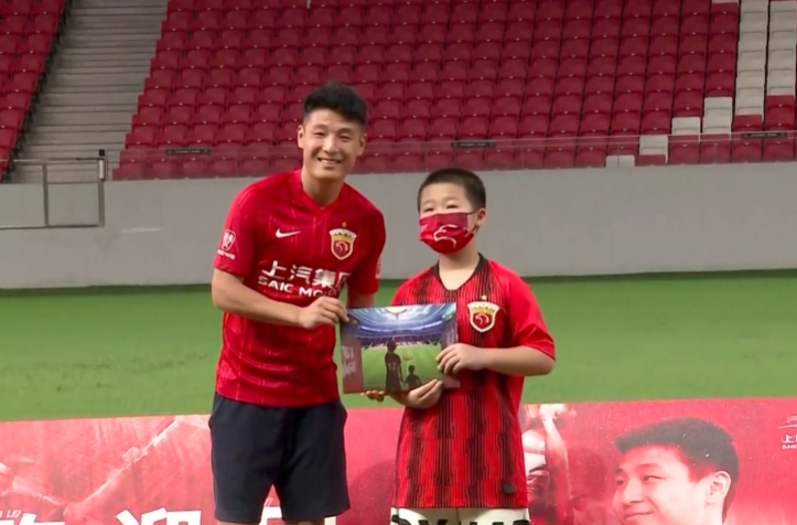 如7而至!无人机空降7号,武磊回归见面会重新身披海港7号球衣