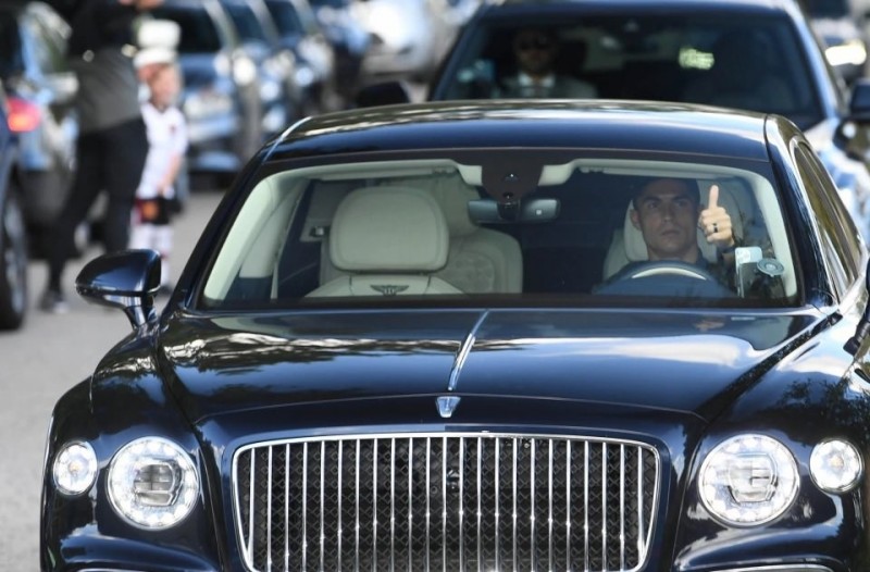 留下!C罗抵达卡灵顿基地,冲镜头竖起大拇指