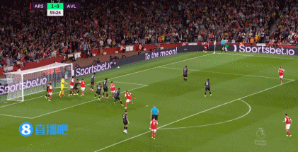 演技有点尬...马丁内斯“锁喉”搂住热苏斯后,自己突然倒地