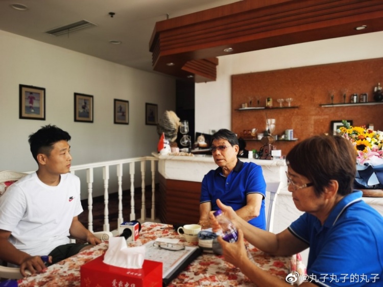 重情重义,武磊前往崇明基地看望恩师徐根宝