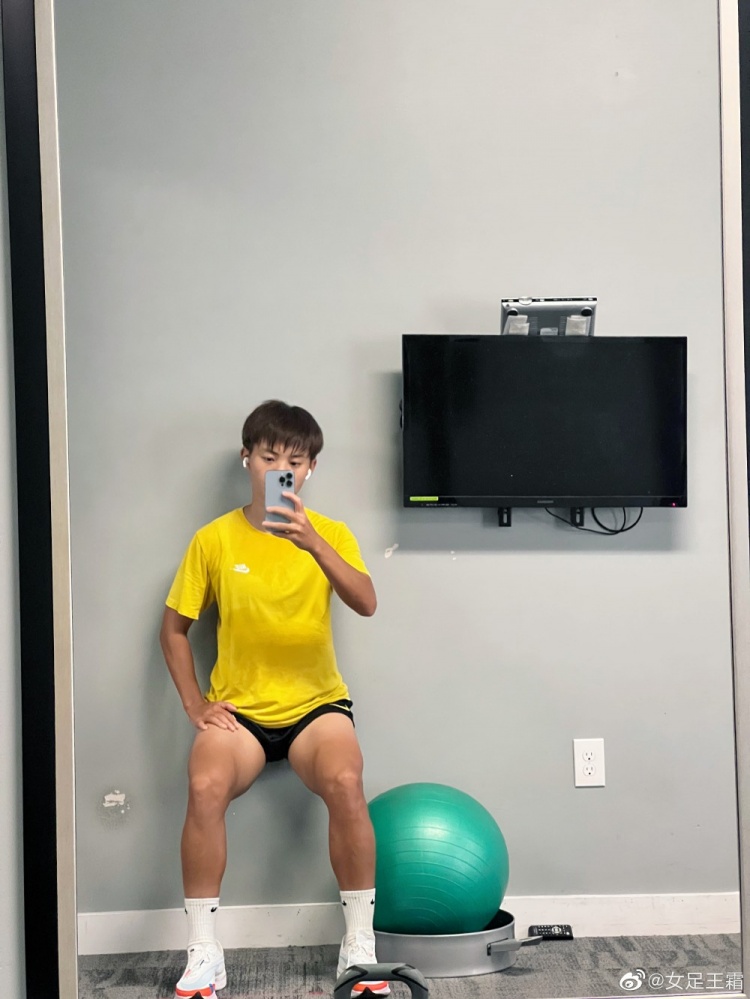 享受周末,王霜晒照:小王闪现,给自己加个“餐”