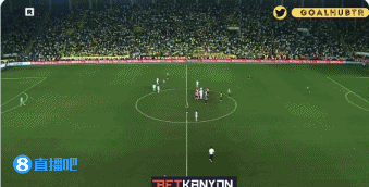 离谱!土超前锋遭球迷半场狂奔飞踹,队友上前制止随后被出示红牌