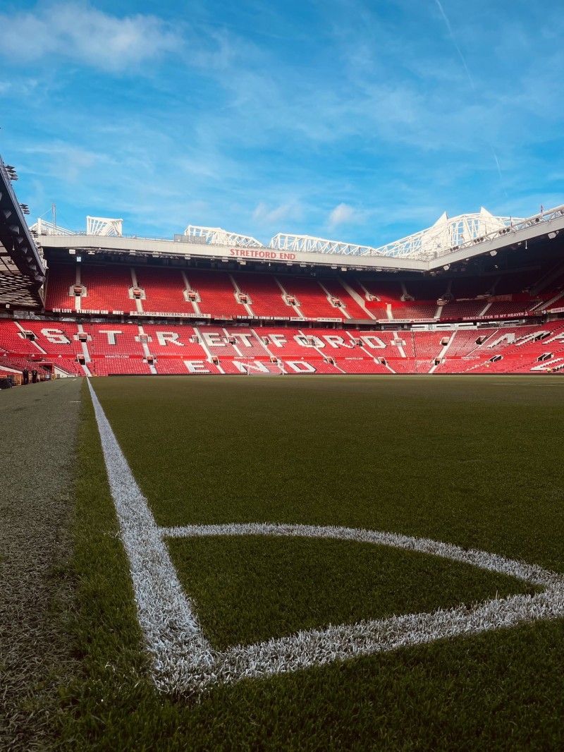 神清气爽?曼联社媒晒球场西看台:红魔的一个美好清晨?