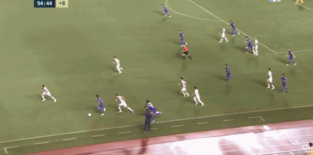 J联赛再现精彩进球,广岛三箭球员补时第5分钟超远距离吊射破门