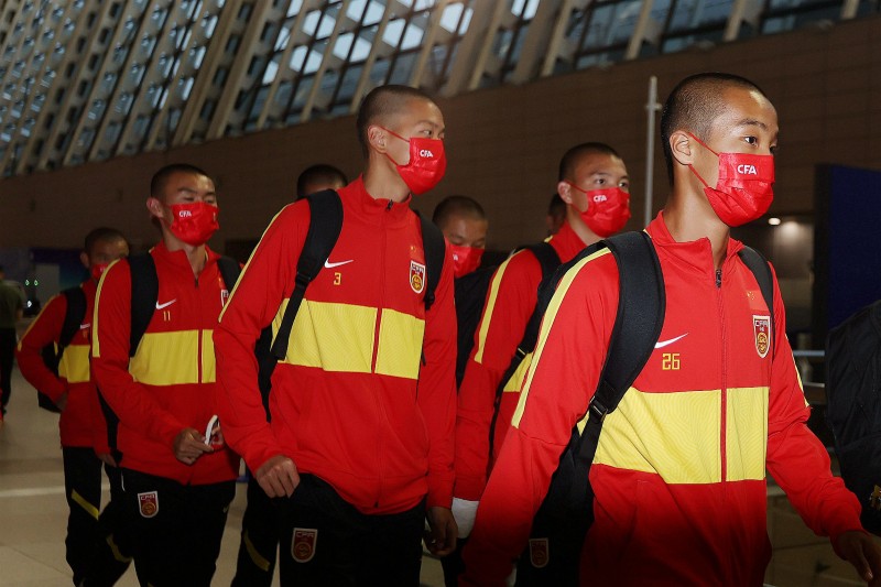 整齐划一!U16国足前往海外拉练,统一留圆寸发型