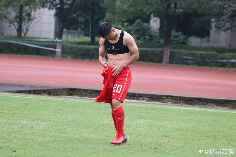 方昊更新社媒晒肌肉照：保持自律和野心，光明终将到来