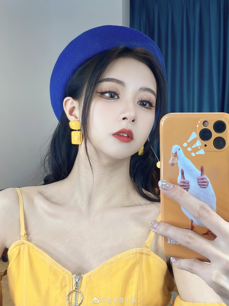 PEL解说方游晒照：窝在家里好开心啊