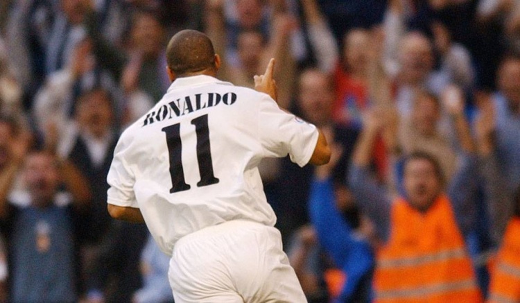 罗纳尔多在皇马的魔幻首秀和两个惊艳进球,伯纳乌万众欢腾