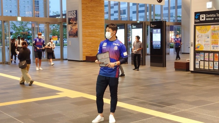 富山胜利球员上街派发比赛宣传单,陈彬彬参与其中