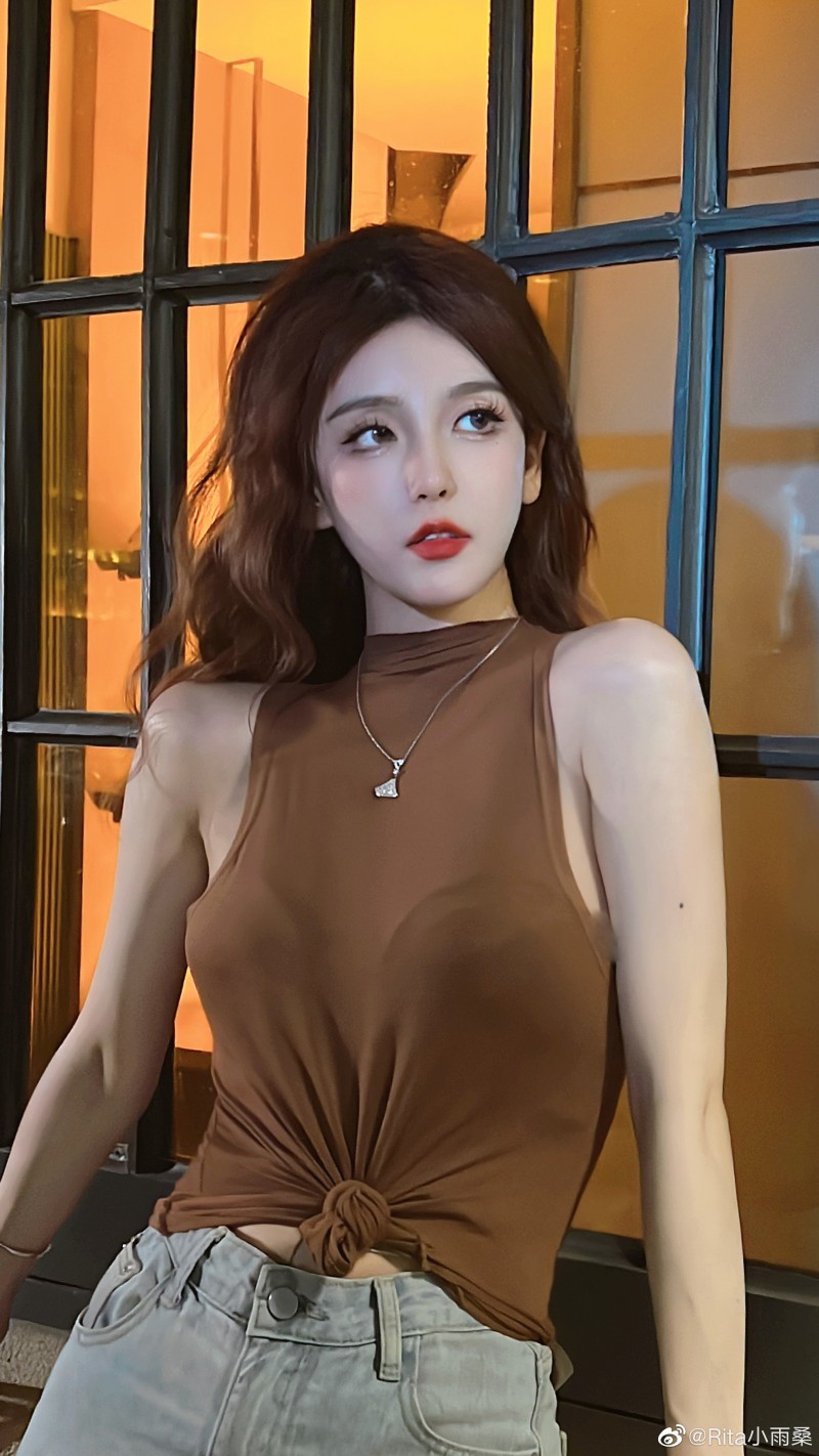 解说Rita晒照:紧急通知 评论区有一个人今天超级帅