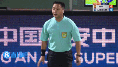 很危险啊!凌杰被宋岳亮鞋底凶狠踩到,裁判观看VAR后出示黄牌