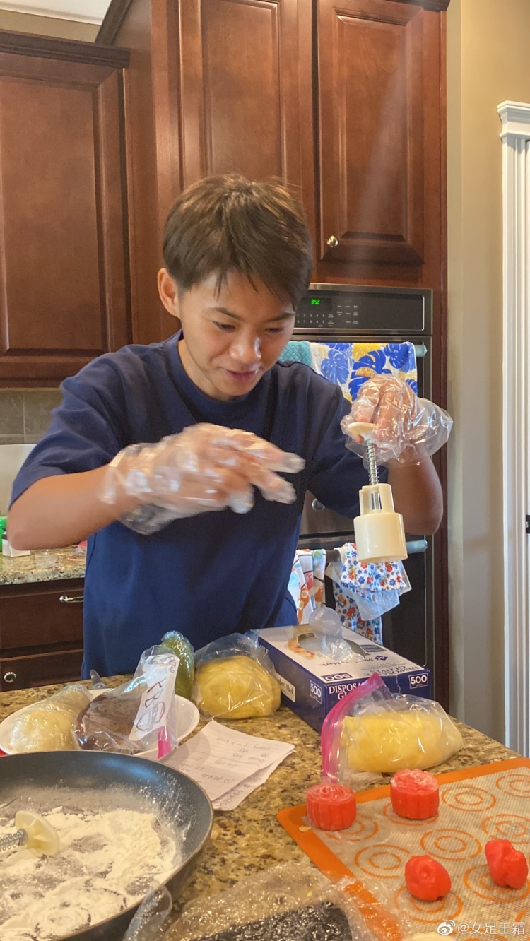 颜值真高,王霜制作月饼:很满意第一次的成果,祝大家中秋快乐