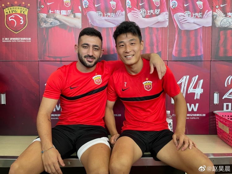 记者:海港全队抵达郑州,武磊、巴尔加斯随队出征