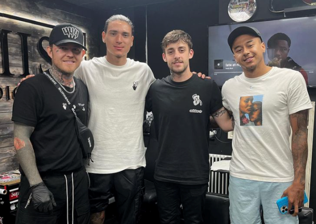 太阳报:林加德和努涅斯在曼切斯特的一家纹身店相遇