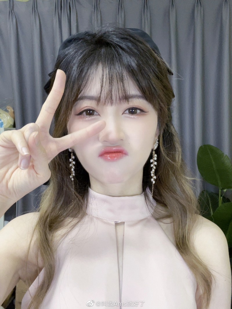 DOTA2解说Ams晒照:有点开心~以后要叫我姐姐!!!