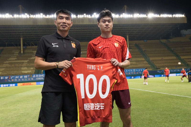 代表广州队中超100场里程碑!郑智赛前为杨立瑜颁发纪念球衣